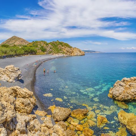 Der Strand der Mavra-Volia aus Vulkansteinen auf der Insel Khios, Griechenland