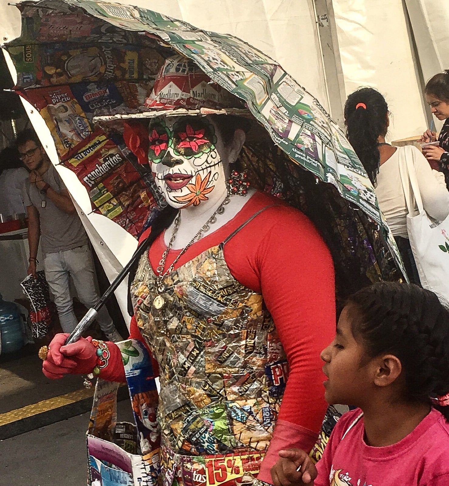 Frau, die für den Tag der Toten in Mexiko verkleidet ist