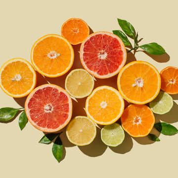 Vorlage für Scheiben von Zitrusfrüchten Zitronen, Orangen, Grapefruit, Kalk auf einem beige Hintergrund gesunde Ernährung, Ernährung und Entgiftung Konzept Flatschicht, Top View
