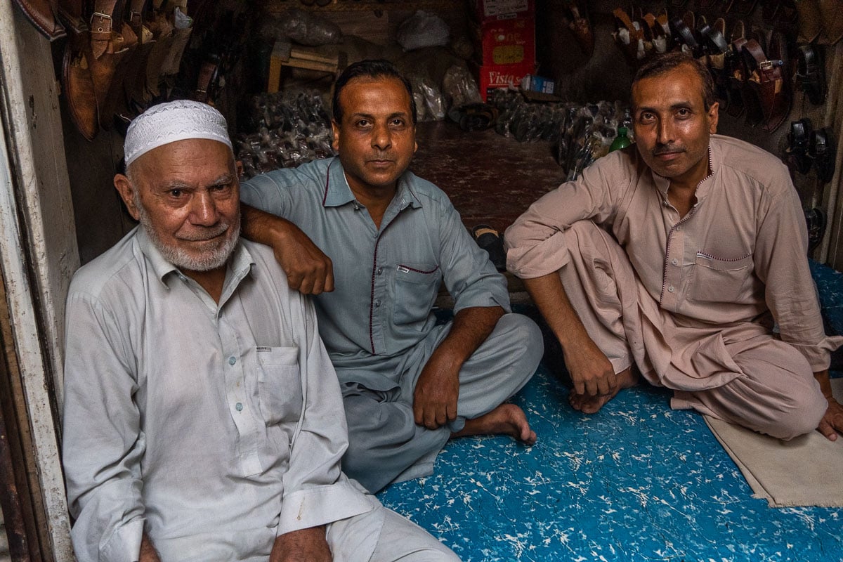 Sitzen in der Werkstatt zur Herstellung von Schuhen in Peshavar während einer Reise nach Pakistan
