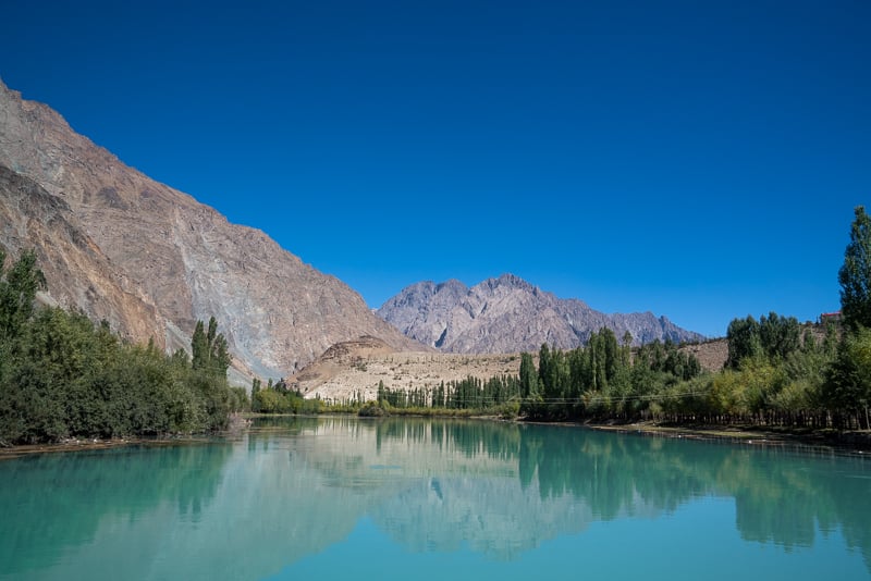 Blaue Farbtöne des Lake Fander auf Reisen in Pakistan