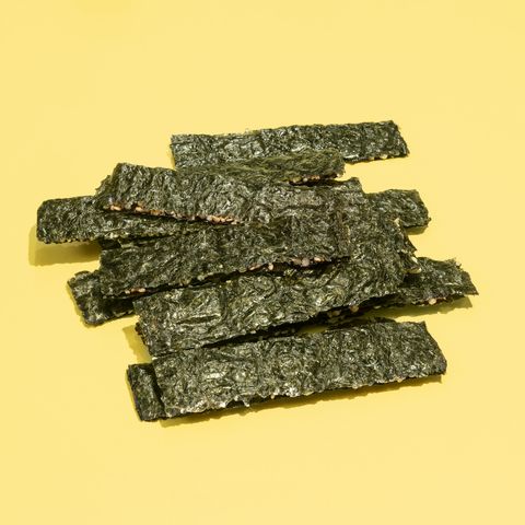 Ein Snack aus Seetang auf gelben Hintergrund