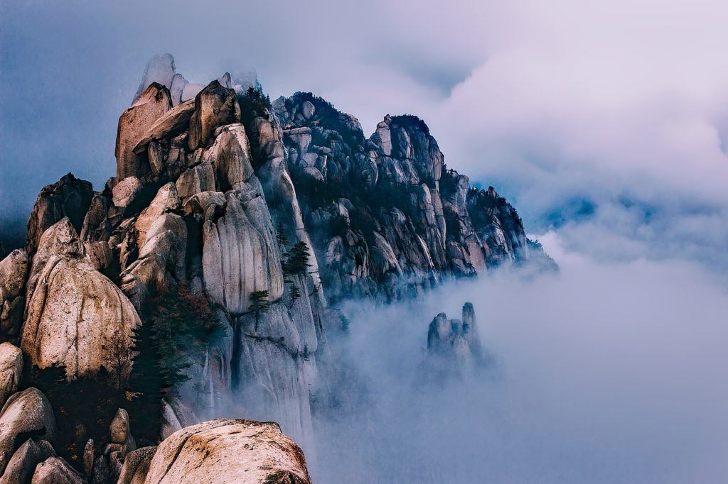 Wandern entlang der südkoreanischen Berge in den Wolken