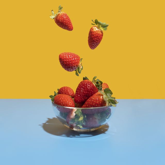 Erdbeeren in einer Schüssel auf einem blau-gelben Hintergrund