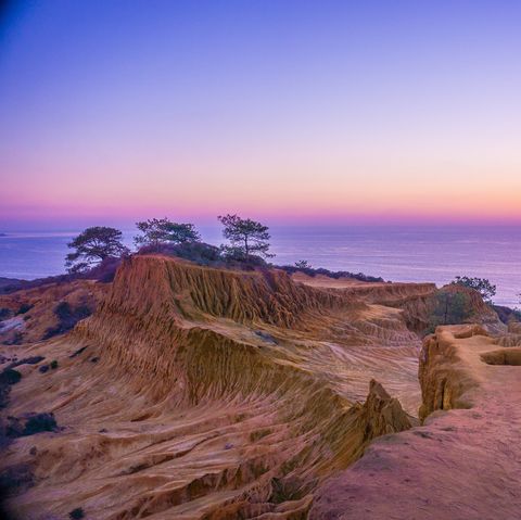 Sun Sunset aus dem Höhepunkt des Hügels im Reservat von Torry Pines, San Diego, Kalifornien, Amerika, USA