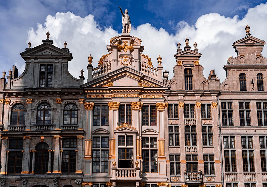 Recht eingerichtetes Gebäude auf dem Grand Place Square in Brüssel, Belgien.