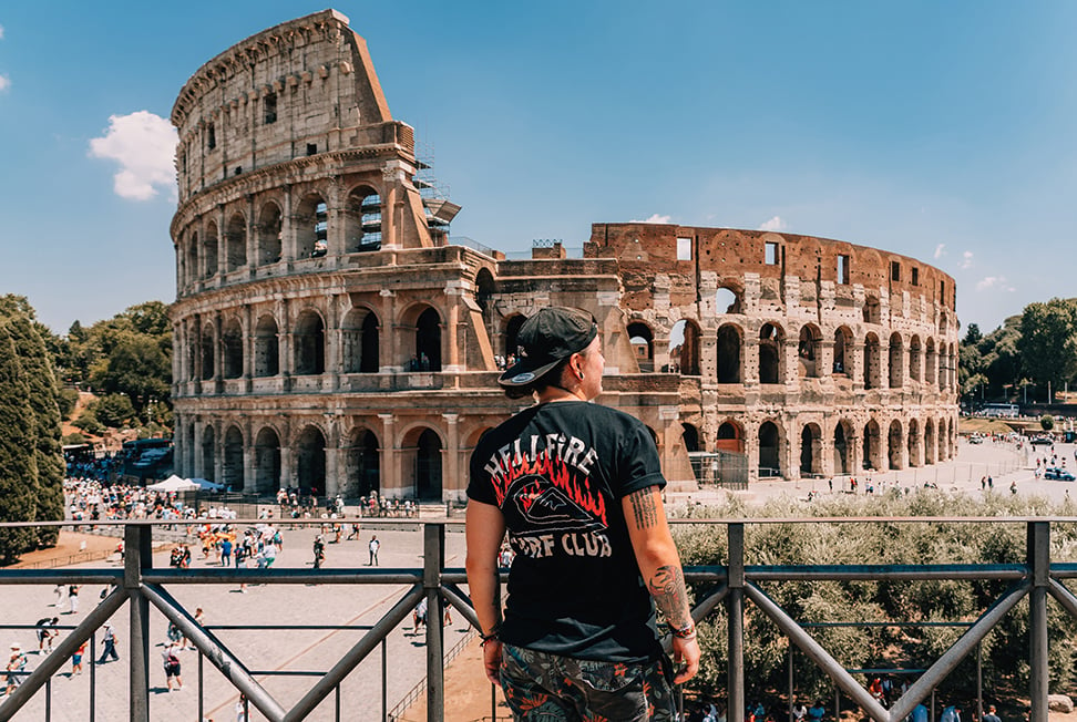 Eine Person schaut sich das Kolosseum in Rom an