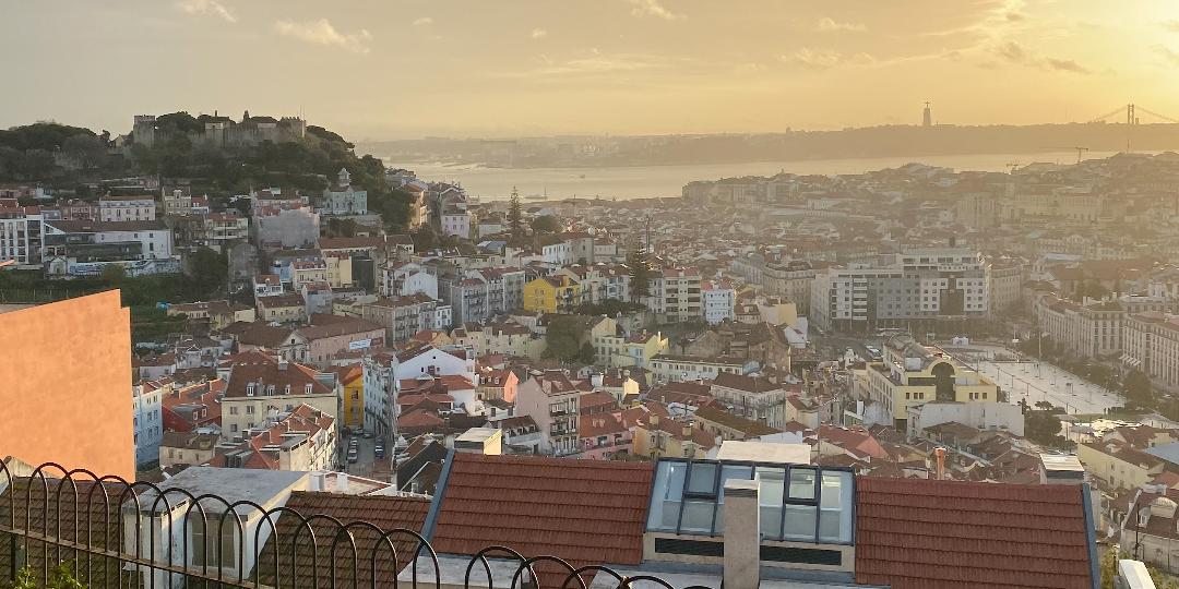 Sonnenuntergang über der Skyline von Lissabon
