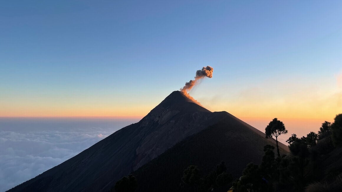 Acatenango und Fuego Vulkan bei Sonnenaufgang in Guatemala