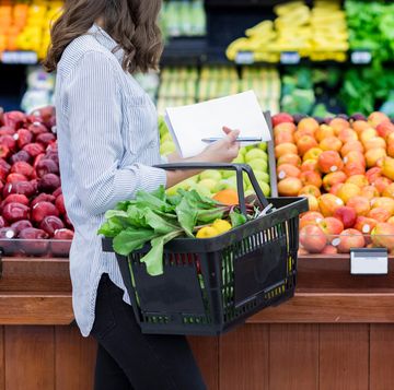 Eine Frau kauft Produkte in einem Supermarkt