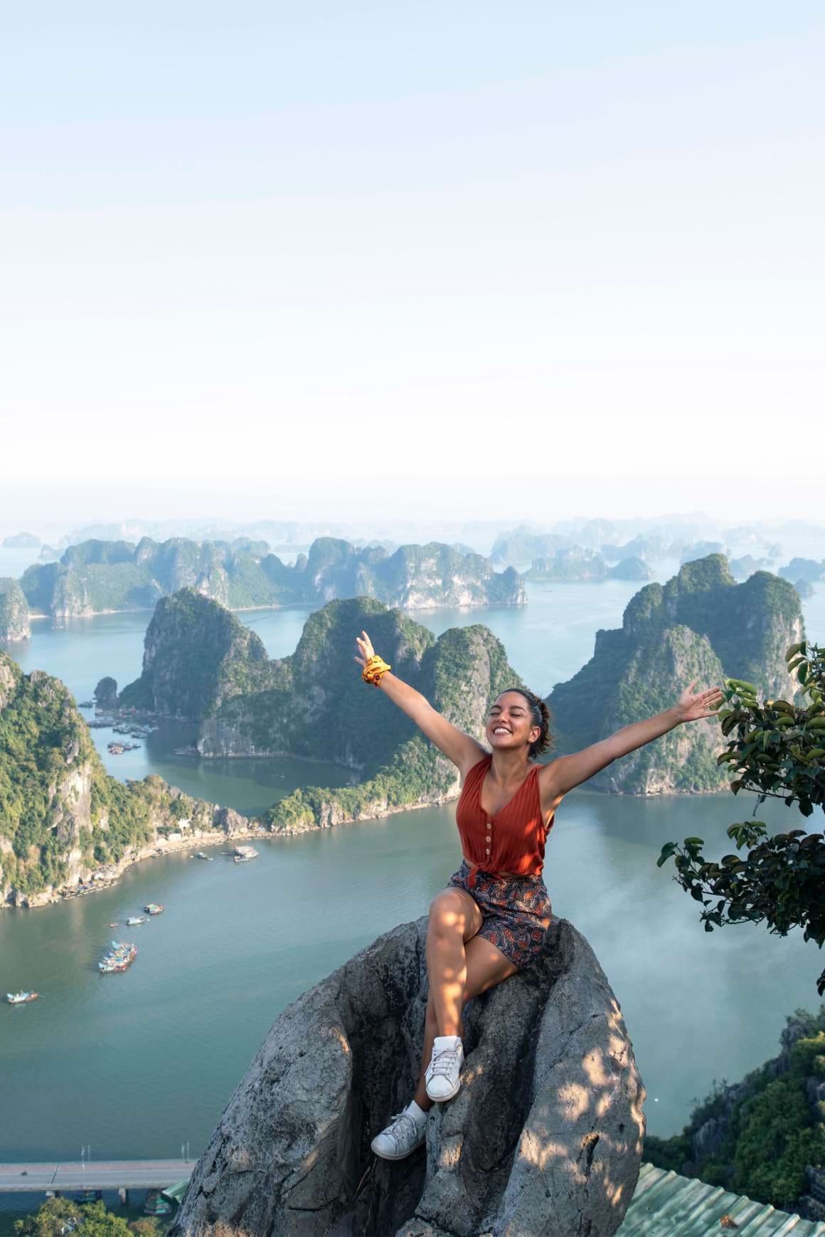 Eine Frau mit einer erstaunlichen Aussicht auf die Halon g-Bucht in Vietnam