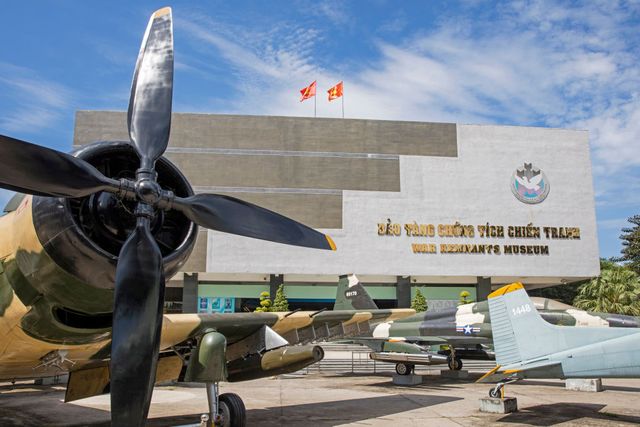 Militärflugzeuge vor dem Museum der Militärreste der Zeit der ersten Indochina- und vietnamesischen Kriege in der Stadt Hoshimin