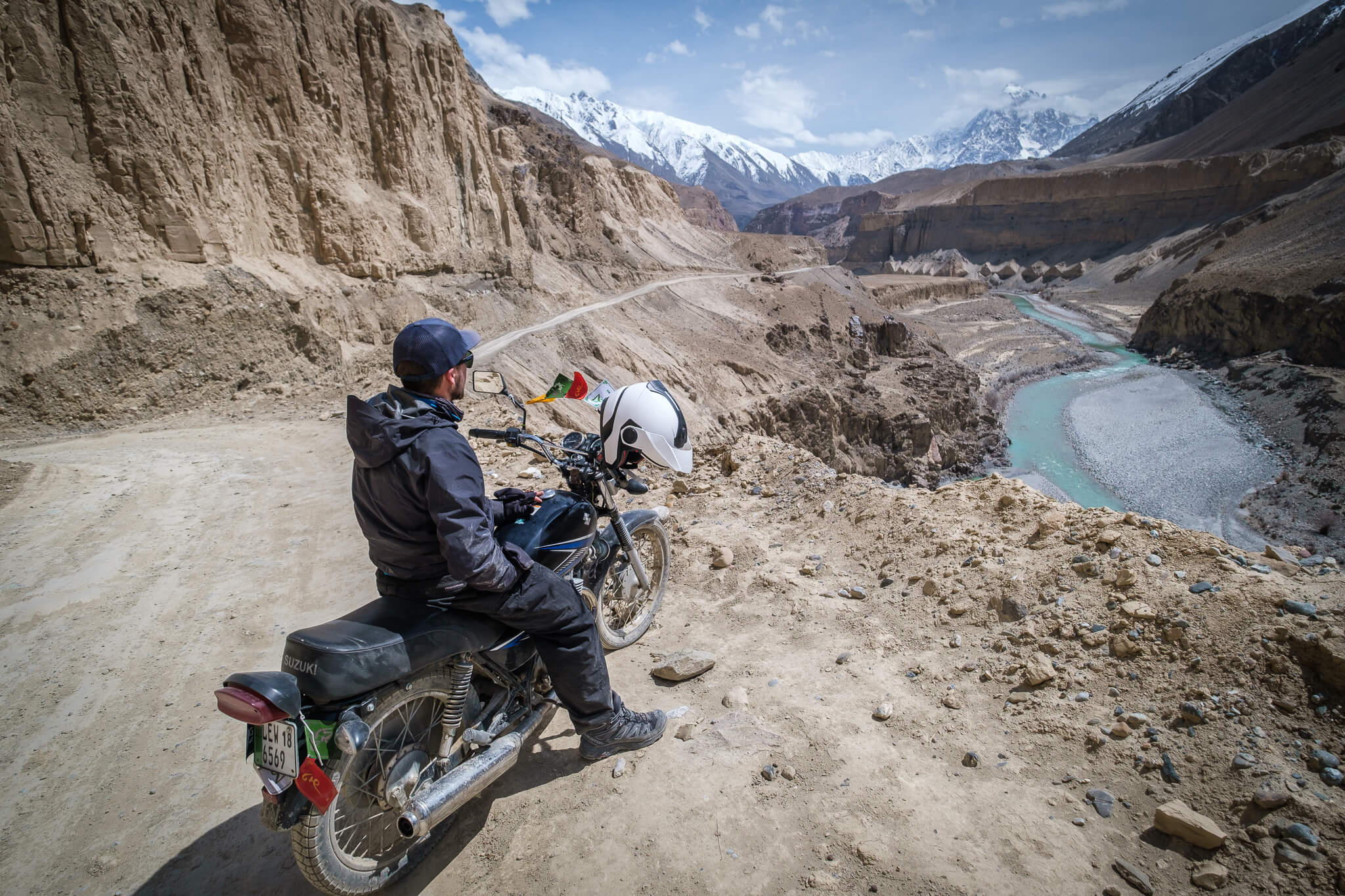 Will Hatton genießt den epischen Auftritt in Pakistan von seinem Motorrad aus