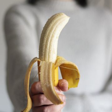 Eine Frau hält eine gereinigte Banane