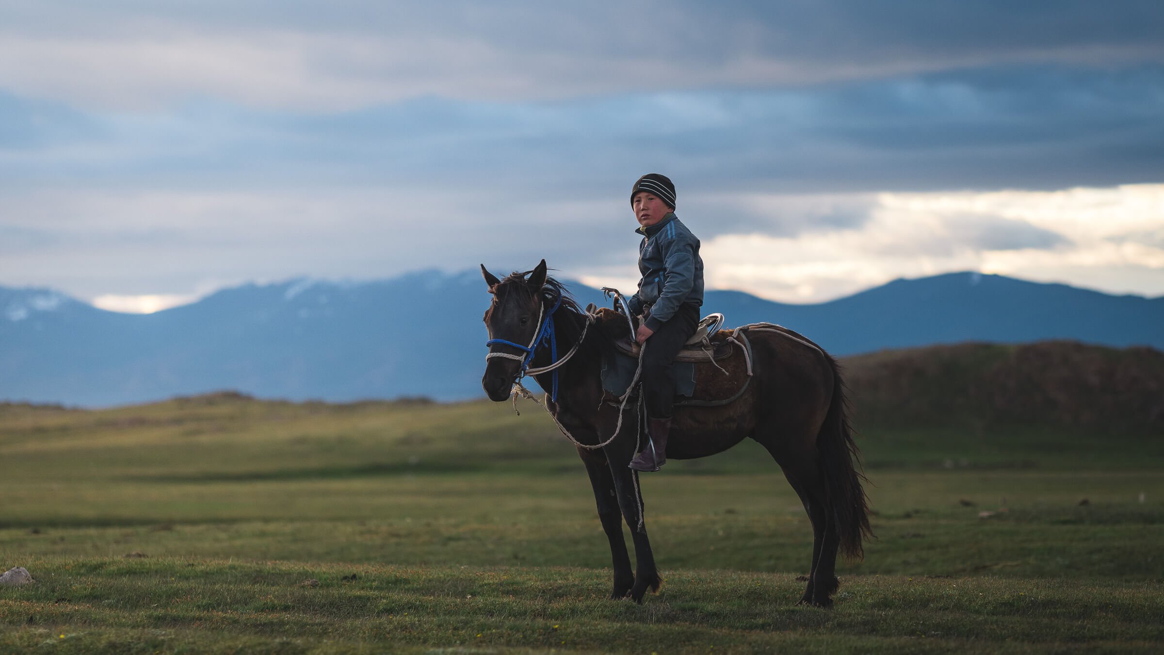 Junger Nomade im Kirgisista n-Lied Kul